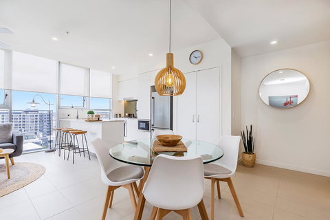 KOZYGURU NEWSTEAD DESIGNER 2 BED APT FREE PARKING POOL + GYM QNE088 - VIC Tourism 3