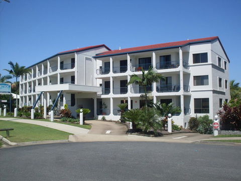 L'Amor Holiday Apartments - VIC Tourism 0