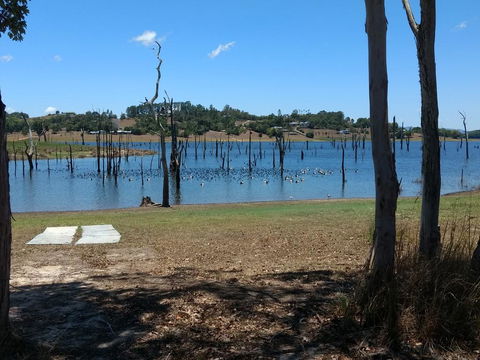 Lake Tinaroo Waterfrontage - VIC Tourism 2