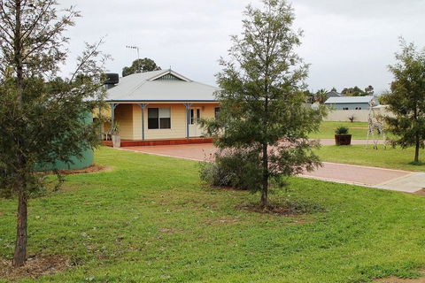 Lake Tyrrell Accommodation - VIC Tourism 0