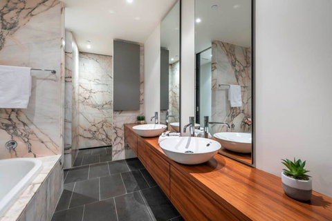 Lake Views, Central CBD Location//FREE WIFI+NETFLIX - VIC Tourism 3