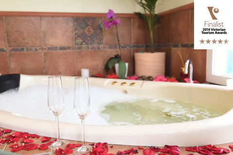 Lakeside Cottage Luxury B&B - VIC Tourism 3