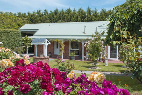 Lakeside Cottage Luxury B&B - VIC Tourism 1