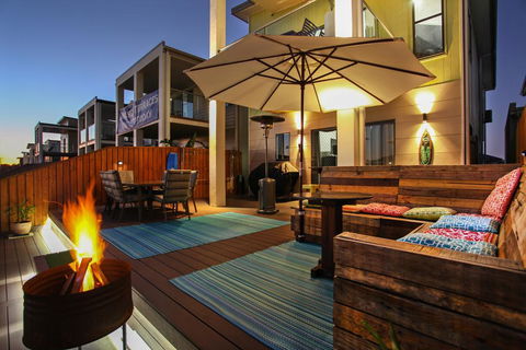 Lakeside Deck House - VIC Tourism 2