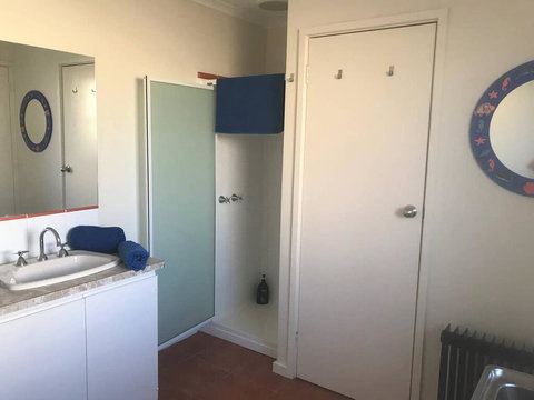 Laneway Bungalow 1 Bedroom Complete Unit East G - VIC Tourism 3