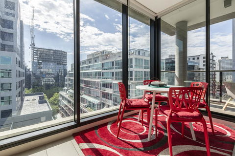 LIGHT, AIRY, SPACIOUS QUEENS ROAD APARTMENT - VIC Tourism 1