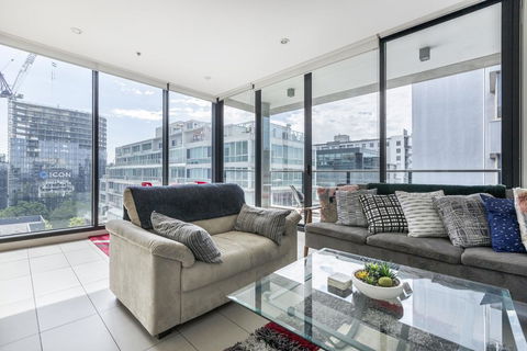LIGHT, AIRY, SPACIOUS QUEENS ROAD APARTMENT - VIC Tourism 0