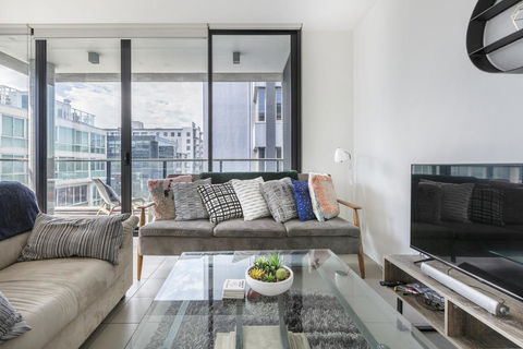 LIGHT, AIRY, SPACIOUS QUEENS ROAD APARTMENT - VIC Tourism 2