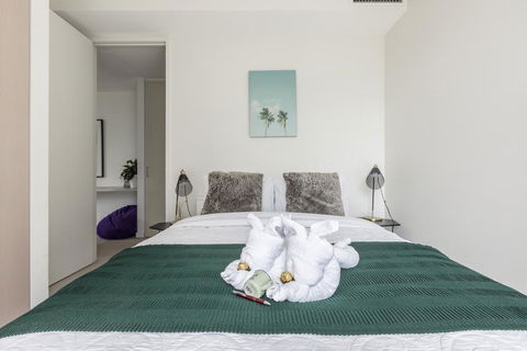 LIGHT, AIRY, SPACIOUS QUEENS ROAD APARTMENT - VIC Tourism 3