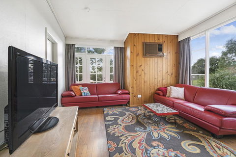 Lilydale 3 Bedroom House Pet Friendly - VIC Tourism 1