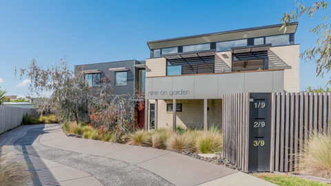 Luxe Townhouse - Linen/WiFi Included - VIC Tourism 0