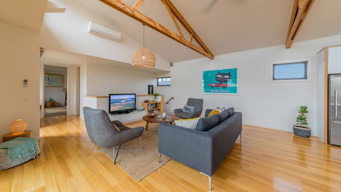 Luxe Townhouse - Linen/WiFi Included - VIC Tourism 3
