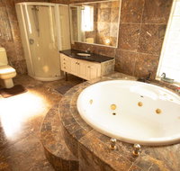 Luxuary self-contained living with Spa. - VIC Tourism