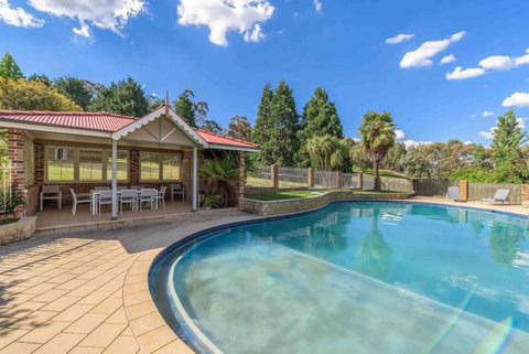 Luxurious Home On 5 Acres, Close To CBD - Sleeps 18 - VIC Tourism 1