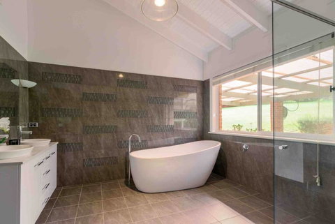 Luxurious Home On 5 Acres, Close To CBD - Sleeps 18 - VIC Tourism 3