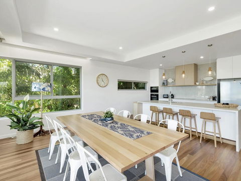 Luxury On Currumbin Beach - VIC Tourism 1