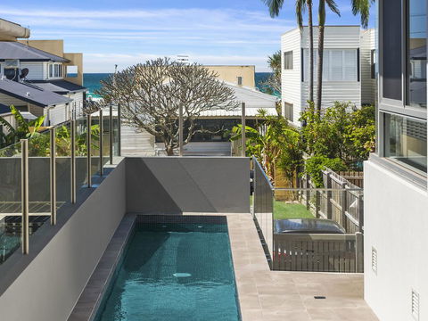 Luxury On Currumbin Beach - VIC Tourism 3