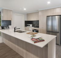 Luxury renovated home-5BR-meters from the beach - VIC Tourism