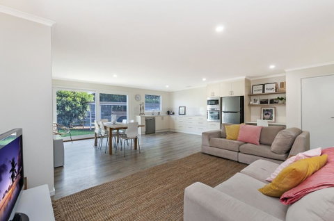 Lyons Cottage - A Quaint Whalers Cottage In Heart Of Port Fairy - VIC Tourism 1