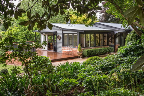 Magnolias On Mernda - VIC Tourism 0