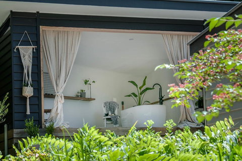 Magnolias On Mernda - VIC Tourism 2