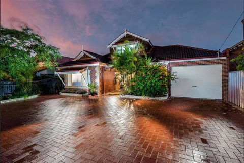 Massive Home (7 Mins To City) - VIC Tourism 1