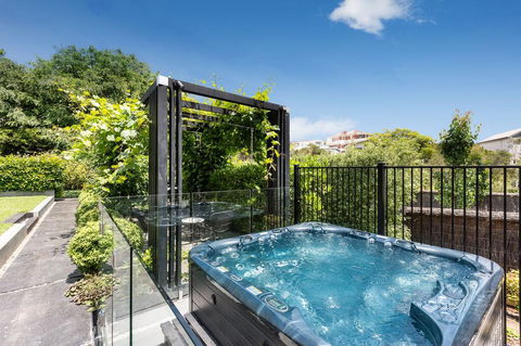 Mills Beach Retreat Luxury Family Retreat With Hydrotherapy Spa, Opposite Beach, Walk To Village - VIC Tourism 3