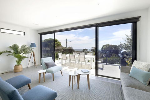Mills Beach Retreat Luxury Family Retreat With Hydrotherapy Spa, Opposite Beach, Walk To Village - VIC Tourism 0