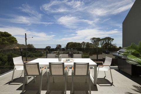 Mills Beach Retreat Luxury Family Retreat With Hydrotherapy Spa, Opposite Beach, Walk To Village - VIC Tourism 1