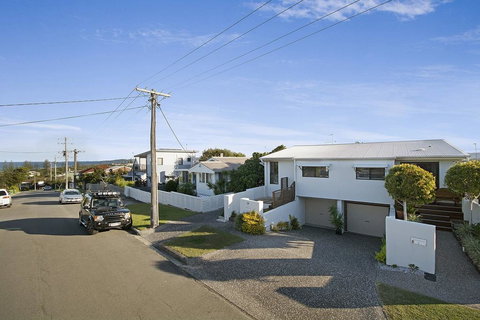 Minutes Walk To Peregian Beach And Surf! - Unit 1/28 Pelican Street - VIC Tourism 0