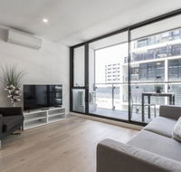 Modern  Bright 2BR Apt- Parking WIFI Pool  Gym - VIC Tourism