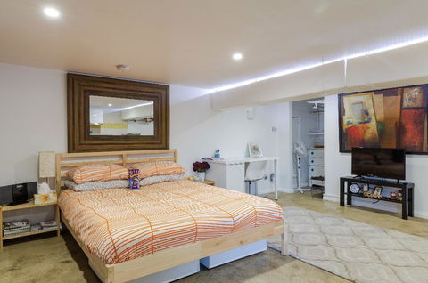 Modern & Homely Comfort - VIC Tourism 0