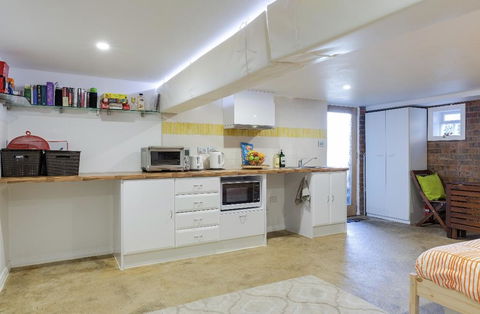 Modern & Homely Comfort - VIC Tourism 3