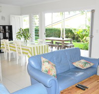 MODERN 3 BEDROOM APARTMENT IN TRADITIONAL QUEENSLANDER  PATIO LEAFY YARD POOL - VIC Tourism