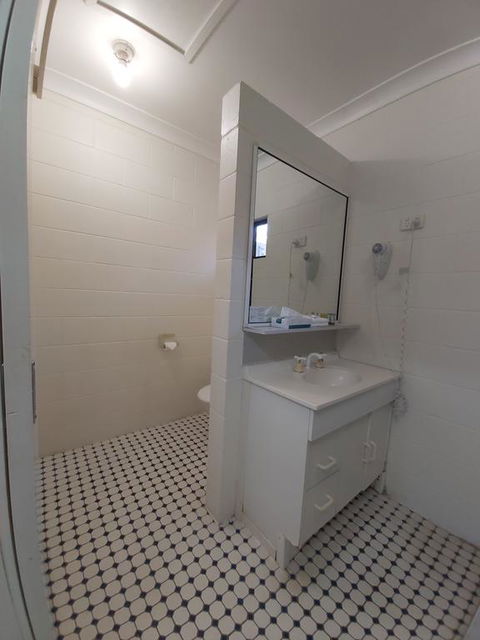 Motel Ingham - VIC Tourism 3
