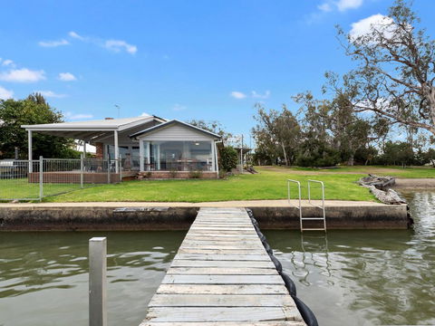 Mulwala Lakeside Waterfront - VIC Tourism 1