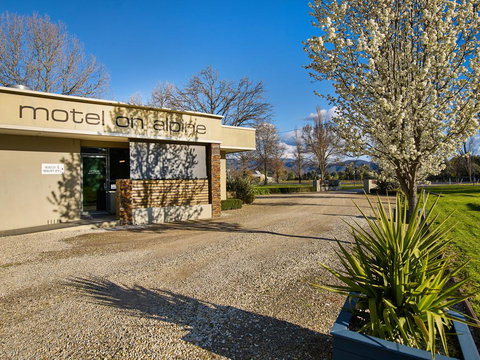 Myrtleford Motel On Alpine - VIC Tourism 1