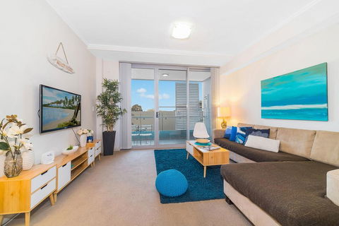 Near Airport & Train Station Stylish Two-Story Apartment - VIC Tourism 0