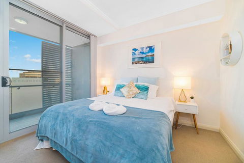 Near Airport & Train Station Stylish Two-Story Apartment - VIC Tourism 3