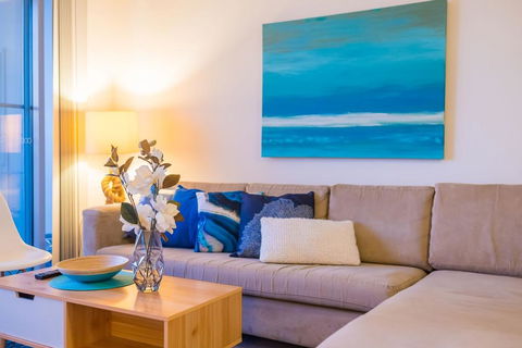 Near Airport & Train Station Stylish Two-Story Apartment - VIC Tourism 1
