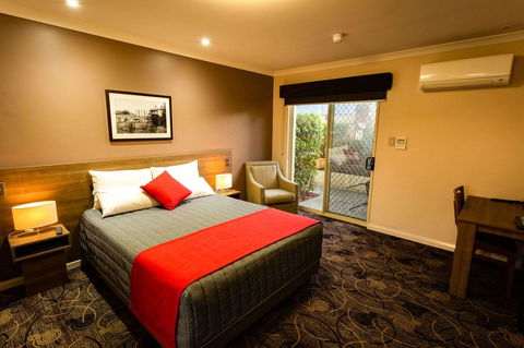 Quality Hotel Bayswater - VIC Tourism 1