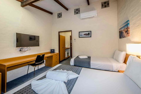 Nightcap At Wintersun Hotel - VIC Tourism 7