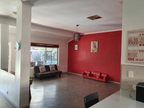 The Entertainer - VIC Tourism 11