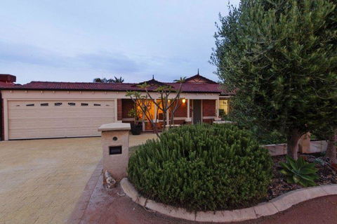 The Entertainer - VIC Tourism 30