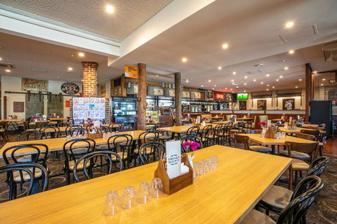 Nightcap At Wanneroo Tavern - VIC Tourism 31