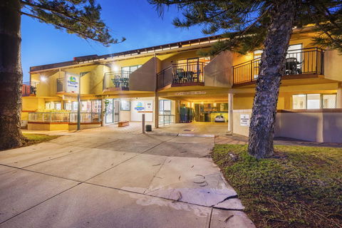 Cottesloe Beach Chalets - VIC Tourism 6