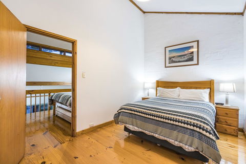 Cottesloe Beach Chalets - VIC Tourism 8