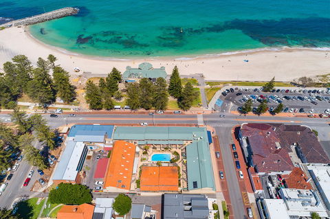 Cottesloe Beach Chalets - VIC Tourism 12