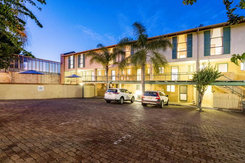 Cottesloe Beach Chalets - VIC Tourism 9