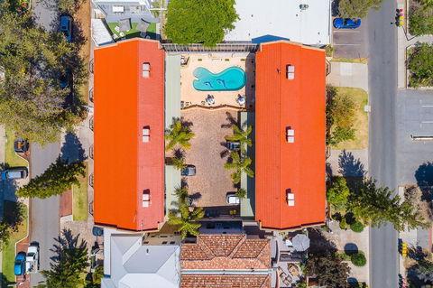 Cottesloe Beach Chalets - VIC Tourism 14